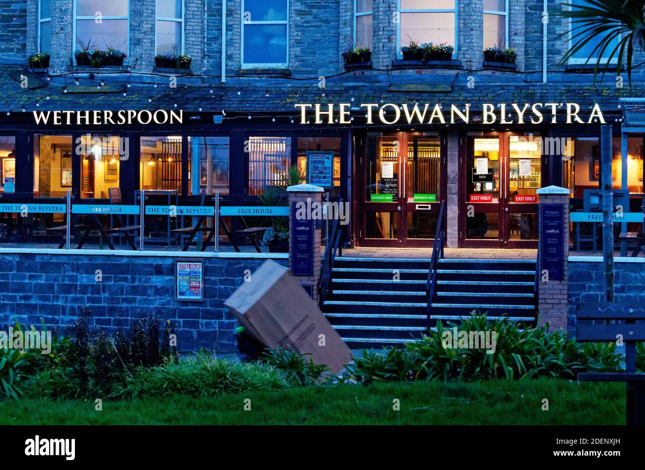 Cornwall kommt aus Lockdown. Newquay`s Restaurants, Pubs, Hotels und nicht unverzichtbare Geschäfte werden zum Leben erweckt, nachdem die Einzelhandelsgeschäfte in Großbritannien fast einzigartig das am wenigsten restriktive Covid-Regime genießen. Cornwall, Großbritannien, 1. Dezember 2020. Kredit:Robert Taylor/Alamy Live Nachrichten Stockfoto